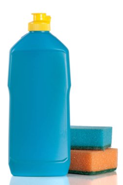 Beyaz arka plan üzerinde izole sünger ile bulaşık yıkama deterjanı