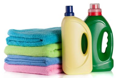 şişe çamaşır deterjanı ve beyaz arka plan üzerinde izole havlu ile saç kremi