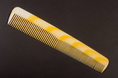 karanlık bir arka plan üzerinde bir sarı saç fırçası