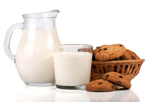 용기와 흰색 바탕에 절연 바구니에 오트밀 쿠키와 우유의 유리 — 스톡 사진