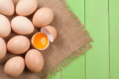 bir tepsi üzerinde yeşil bir ahşap arka plan kopya alanı metni ile yumurtalar. Üstten Görünüm