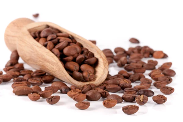 Kaffeebohnen in einer Holzschaufel isoliert auf weißem Hintergrund — Stockfoto