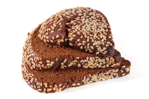 Três fatias de pão preto com sementes de gergelim isoladas em fundo branco — Fotografia de Stock
