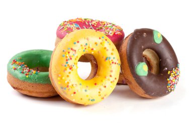 Beyaz arka plan üzerinde izole sırlı donuts yığını