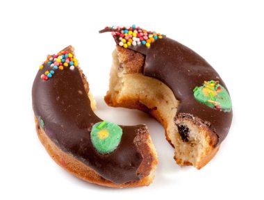 Beyaz arka plan üzerinde izole bir ısırık ile sırlı çörek