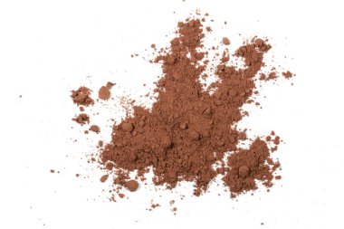 Beyaz arkaplanda izole edilmiş kakao tozu yığını