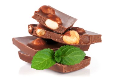 Beyaz arka plan üzerinde izole fındık ve nane yaprağı ile çikolata