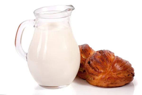 Глечик молока з буханцем хліба ізольований на білому тлі — стокове фото