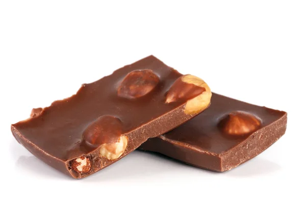 Σοκολάτα με φουντούκια που απομονώνονται σε λευκό φόντο — Φωτογραφία Αρχείου