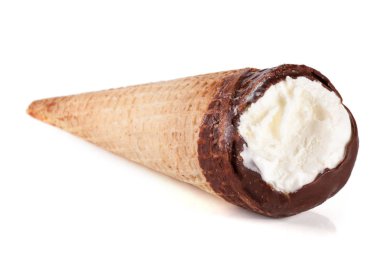 Beyaz arka plan üzerinde izole çikolatalı dondurma koni