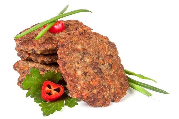 karaciğer krep veya pirzola biber beyaz arka plan üzerinde izole maydanoz ve yeşil soğan biber