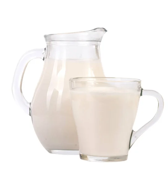 Глечик і склянка молока ізольовані на білому тлі — стокове фото