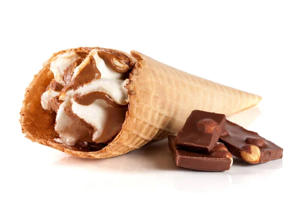 两个锥的冰淇淋与巧克力棒孤立的白色背景 — 图库照片