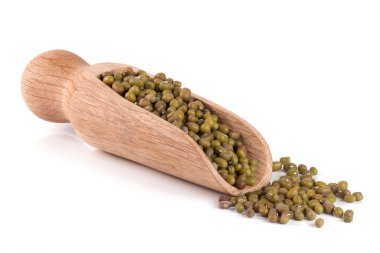 Beyaz arka plan üzerinde izole bir ahşap kürek Mung fasulye