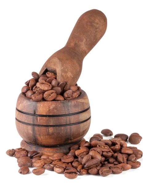 コーヒー豆は白い背景で隔離のスクープ、木製ボウル — ストック写真