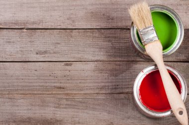 fırça ile banka kopya alanı metniniz için eski ahşap zemin üzerine yeşil ve kırmızı boya. Üstten Görünüm