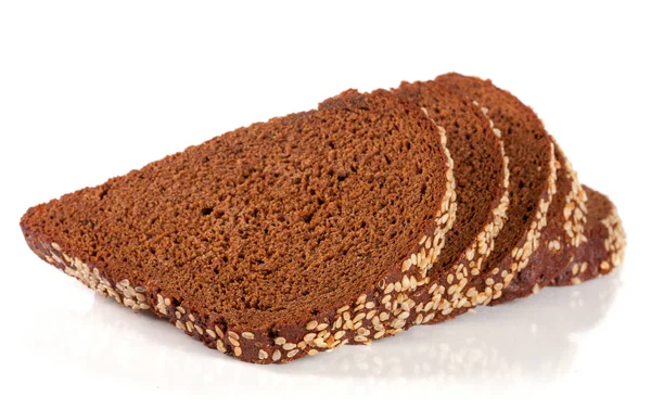 Fatias de pão preto com sementes de gergelim isoladas no fundo branco — Fotografia de Stock