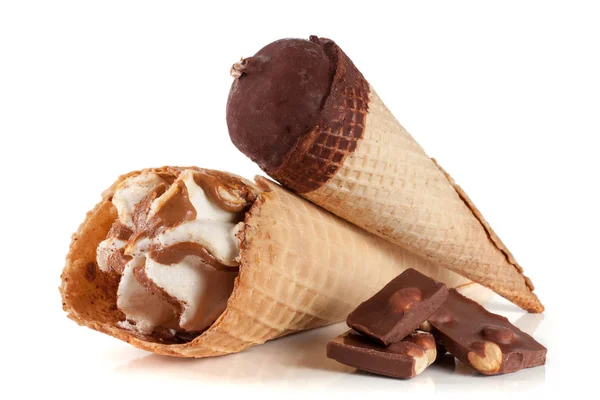 Два колбочка мороженого с шоколадной плиткой на белом фоне — стоковое фото