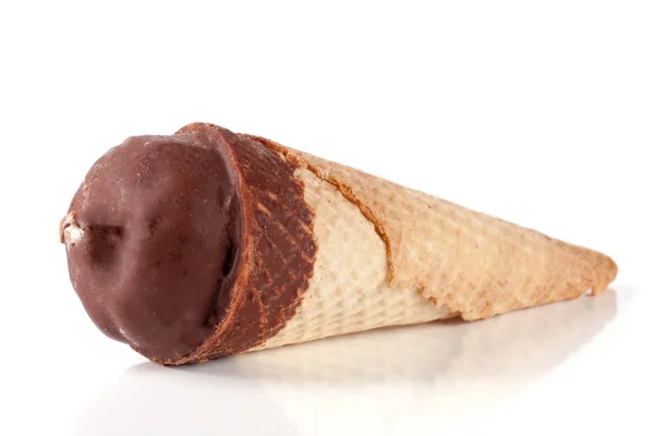Мороженое рожок с шоколадом изолированы на белом фоне — стоковое фото