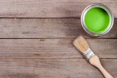 Onarım ve kopya alanı metniniz için eski ahşap zemin üzerine fırça banka yeşil boya. Üstten Görünüm