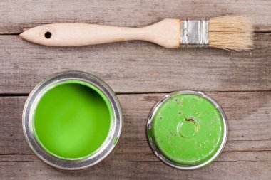 Onarım ve eski ahşap arka plan üzerinde fırça banka yeşil boya