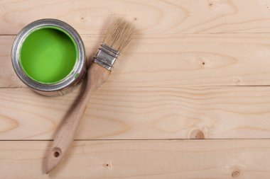 Onarım ve metniniz için kopya alanı ile ışık ahşap arka plan üzerinde fırça banka yeşil boya. Üstten Görünüm