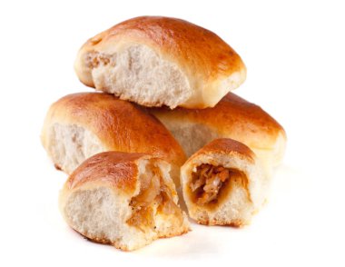 Beyaz arka plan üzerinde izole lahana ile dört ev yapımı börek