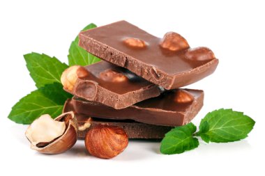 Beyaz arka plan üzerinde izole fındık ve nane yaprağı ile çikolata