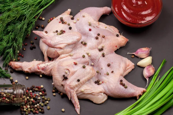 胡椒と暗い背景に緑生鶏の死骸 — ストック写真