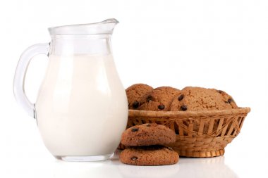 sürahi ve bardak süt beyaz arka plan üzerinde izole bir hasır sepet yulaf ezmeli kurabiye ile