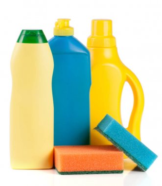 Beyaz arka plan üzerinde izole sünger ile bulaşık yıkama deterjanı