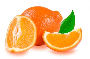 Mandarin veya Mineola beyaz arka plan üzerinde izole yaprak ile