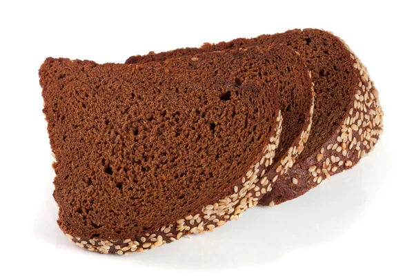 Три ломтика черного хлеба с кунжутом на белом фоне — стоковое фото
