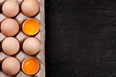 bir tepsi ile kopya alanı metniniz için karanlık bir arka plan üzerinde yumurtalar. Üstten Görünüm