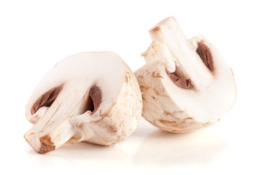 champignon yarısı beyaz arka plan üzerinde izole mantar