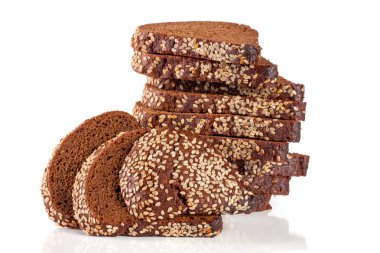 Beyaz arka plan üzerinde izole susam ile siyah ekmek dilimleri