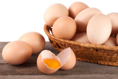 yumurta bir hasır sepet beyaz zemin üzerinde bir ahşap tablo