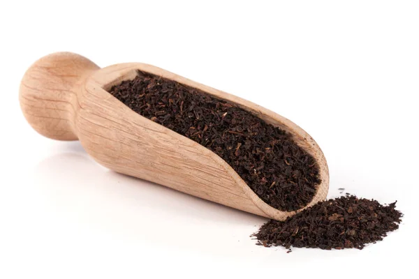 Czarna herbata w drewniana łopatka na białym tle na białym tle — Zdjęcie stockowe
