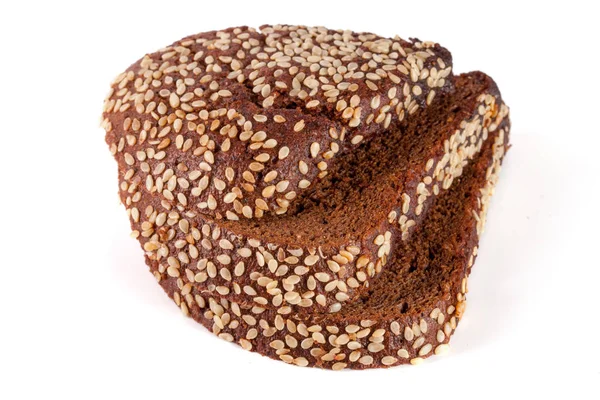 Três fatias de pão preto com sementes de gergelim isoladas em fundo branco — Fotografia de Stock