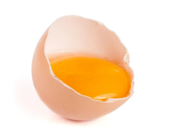 破的鸡蛋蛋黄和蛋壳上孤立的白色背景 — 图库照片