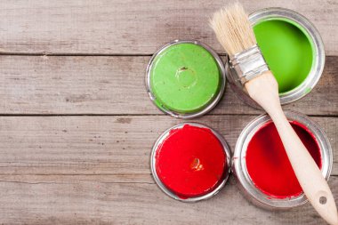 fırça ile banka kopya alanı metniniz için eski ahşap zemin üzerine yeşil ve kırmızı boya. Üstten Görünüm