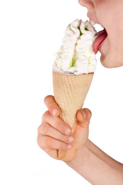 Дети едят мороженое на белом фоне крупным планом — стоковое фото