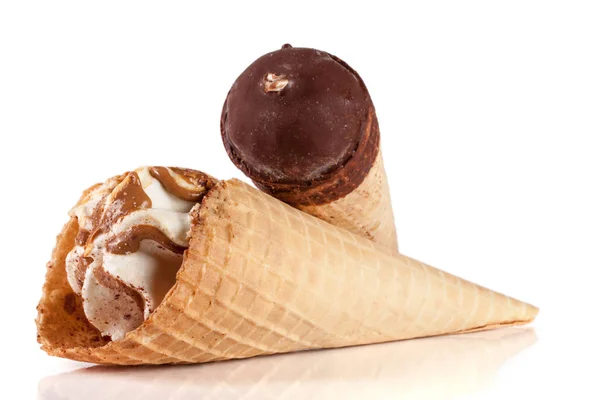 Два конуса мороженого с шоколадом изолированный белый фон — стоковое фото