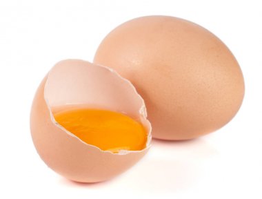 bir kahverengi yumurta ve kırık yumurta beyaz arka plan üzerinde izole