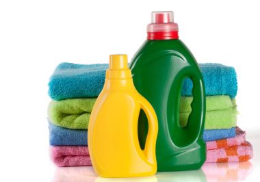 şişe çamaşır deterjanı ve beyaz arka plan üzerinde izole havlu ile saç kremi