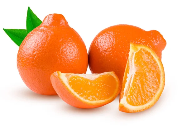 Dois tangerina laranja ou Mineola com fatias isoladas em fundo branco — Fotografia de Stock