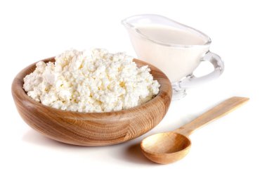 Ekşi krema beyaz bir arka plan üzerinde izole bir ahşap kase süzme peynir