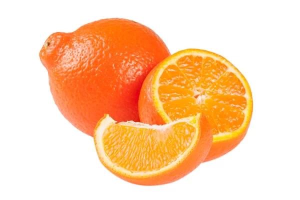 Due mandarini arancioni o Mineola con fette isolate su fondo bianco — Foto Stock