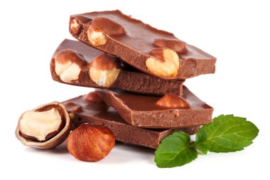 Beyaz arka plan üzerinde izole fındık ve nane yaprağı ile çikolata