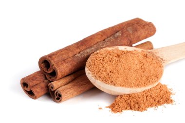 Üç tarçın ve toz Beyaz arka plan üzerinde izole kaşık ile